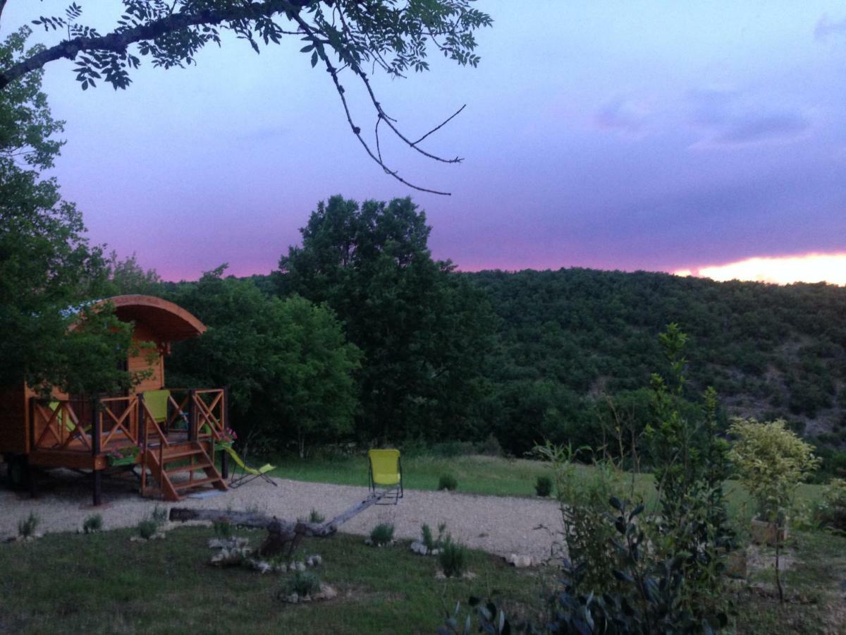 Hostal La Roulotte Clerelu - Du Domaine Des Ramonets Cahors Exterior foto
